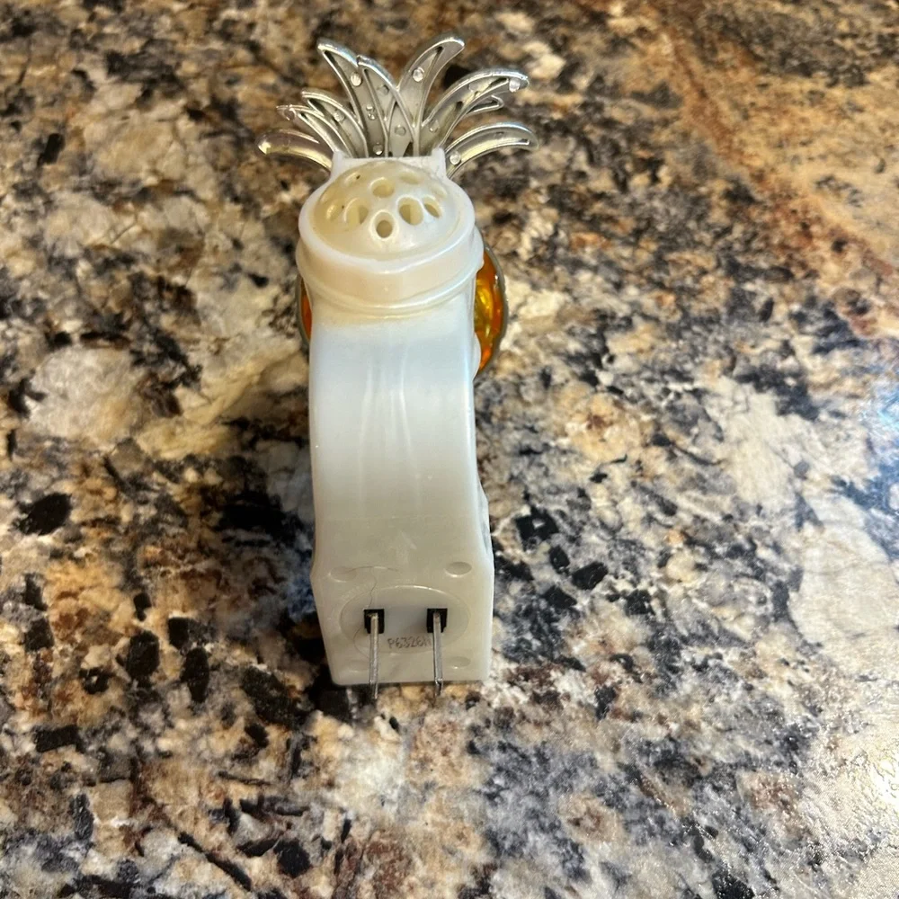 Bath & Body Works Pineapple Plug In Lights Up - Picture 4 of 7